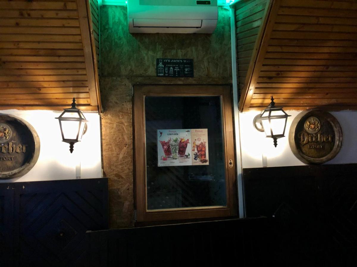 whole basemenet former pub4 stag do/hen party Budapest Eksteriør billede