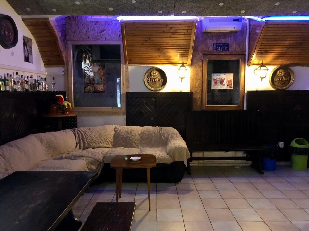 whole basemenet former pub4 stag do/hen party Budapest Eksteriør billede